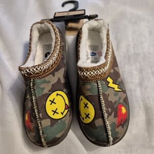 NWT River Trail Fleece Lined Camouflage Slippers with Emoji Patches